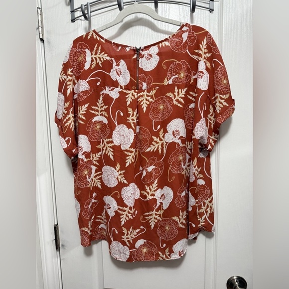 Maurice’s Short Sleeve Blouse Color Rust w/ white poppy flowers women’s XXL EUC - Picture 2 of 16